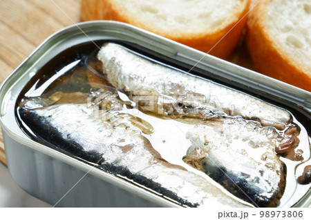 オイルサーディンの缶詰とバゲット 98973806