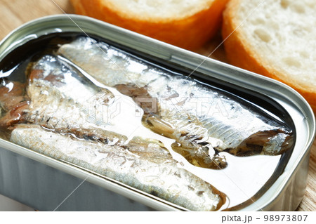 オイルサーディンの缶詰とバゲット 98973807