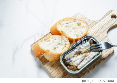 オイルサーディンの缶詰とバゲット 98973808