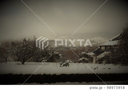 昔のような雪景色の風景写真 98973958