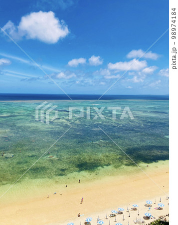 南国リゾート夏の海とパラソル 98974184
