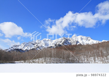 戸隠高原　冬の鏡池 98974322