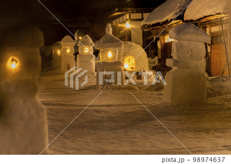 雪景色の大内宿　雪まつり　雪灯篭のある街並み　福島県下郷町 98974637
