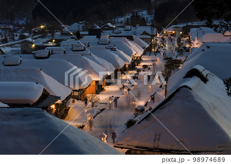 雪景色の大内宿 雪まつり 雪灯篭のある街並み 福島県下郷町 雪景色の大内宿 雪まつり 雪灯篭のある街並み 福島県下郷町 98974689