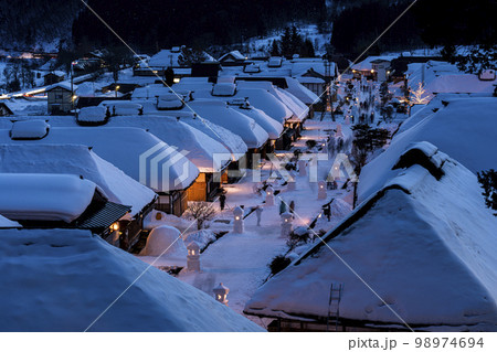 雪景色の大内宿　雪まつり　雪灯篭のある街並み　福島県下郷町 98974694