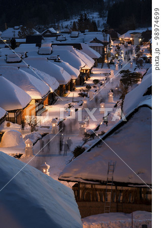 雪景色の大内宿　雪まつり　雪灯篭のある街並み　福島県下郷町 98974699