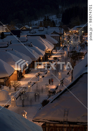 雪景色の大内宿　雪まつり　雪灯篭のある街並み　福島県下郷町 98974701