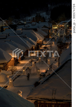 雪景色の大内宿　雪まつり　雪灯篭のある街並み　福島県下郷町 98974704