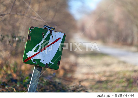 No horse riding sign 98974744