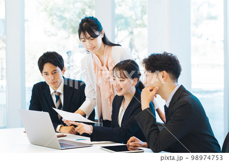 明るいオフィスでの会議シーン 98974753