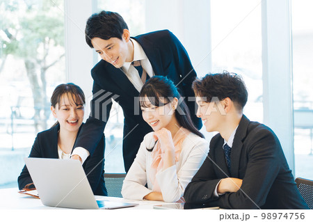明るいオフィスでの会議シーン 98974756