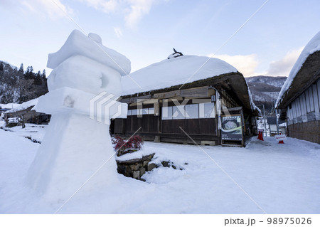 雪景色の大内宿 雪まつり 雪灯篭のある街並み 福島県下郷町 雪景色の大内宿 雪まつり 雪灯篭のある街並み 福島県下郷町 98975026