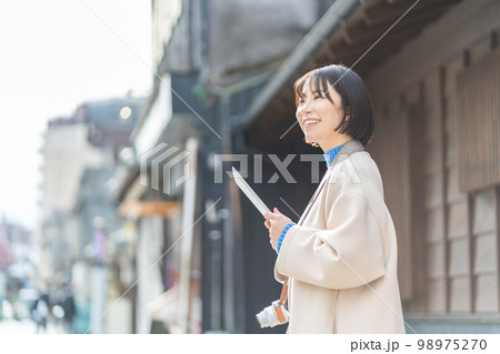 女性、旅行、観光、一人旅、笑顔、カメラ、撮影、記念写真、成人女性、タブレット、日本家屋、デジカメ 98975270