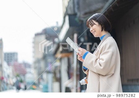 女性、旅行、観光、一人旅、笑顔、カメラ、撮影、記念写真、成人女性、タブレット、日本家屋、デジカメ 98975282