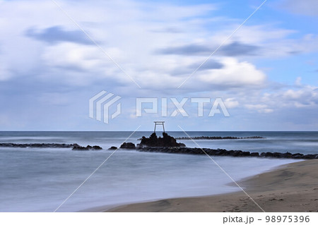 橋津海岸に立つ海鳥居 98975396