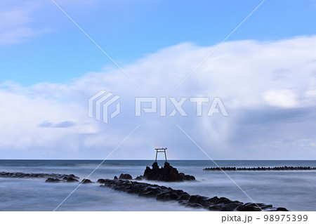 橋津海岸に立つ海鳥居 橋津海岸に立つ海鳥居 98975399