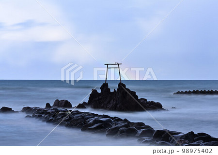 橋津海岸に立つ海鳥居 橋津海岸に立つ海鳥居 98975402