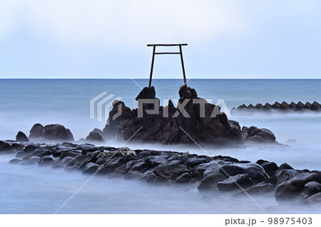 橋津海岸に立つ海鳥居 橋津海岸に立つ海鳥居 98975403