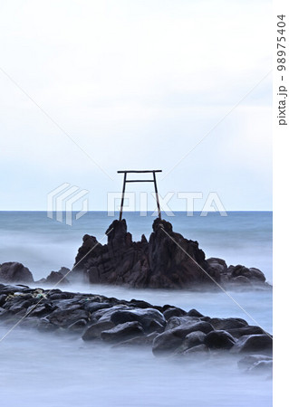 橋津海岸に立つ海鳥居 橋津海岸に立つ海鳥居 98975404