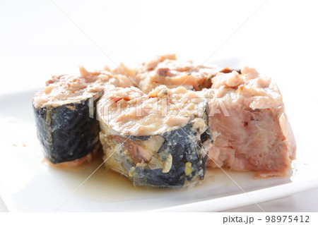 新鮮なサバを水と塩だけで煮込んだサバの水煮 98975412