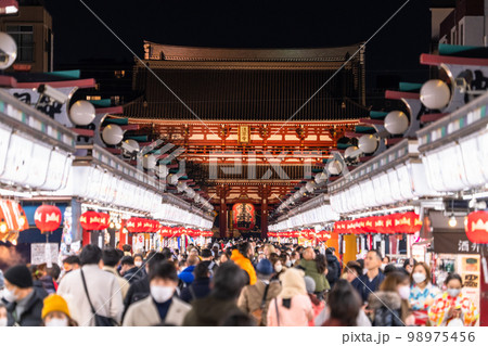 《東京都》夜の浅草・賑わう仲見世商店街 98975456