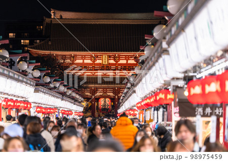 《東京都》夜の浅草・賑わう仲見世商店街 《東京都》夜の浅草・賑わう仲見世商店街 98975459