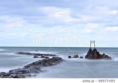 橋津海岸に立つ海鳥居 橋津海岸に立つ海鳥居 98975484