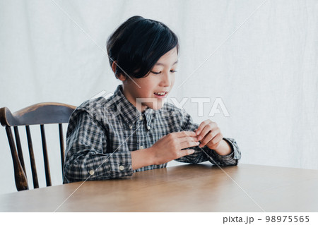 机で考える男子 机で考える男子 98975565