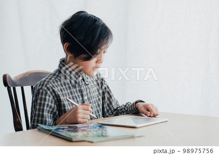 机で勉強する男子 98975756