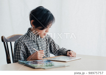 机で勉強する男子 98975757