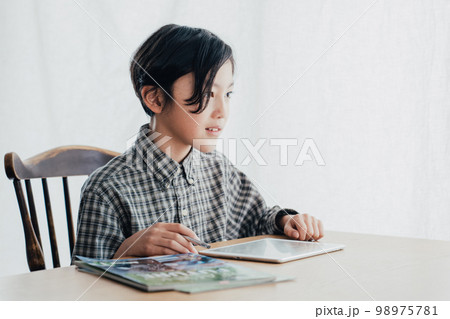 机で勉強する男子 机で勉強する男子 98975781