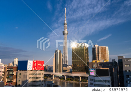《東京都》浅草・スカイツリーをのぞむ繁華街 《東京都》浅草・スカイツリーをのぞむ繁華街 98975976