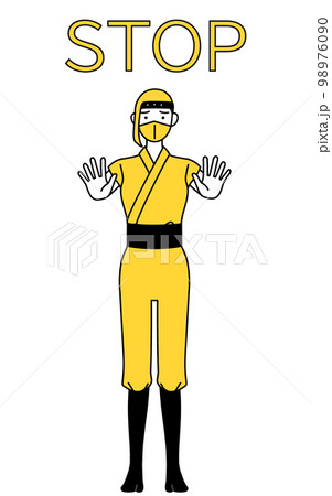ストップの合図、体の前に手を突き出す忍者のコスプレをした女性 98976090