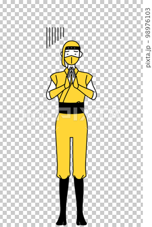 体の前で手を合わせて謝る忍者のコスプレをした女性 98976103