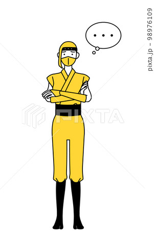 腕を組んで考える忍者のコスプレをした女性 98976109