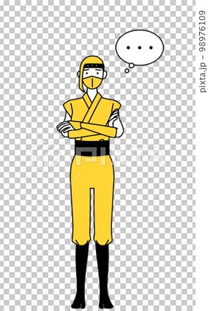 腕を組んで考える忍者のコスプレをした女性 98976109