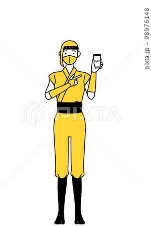 スマホのキャッシュレス・オンライン決済を勧める忍者のコスプレをした女性 98976148