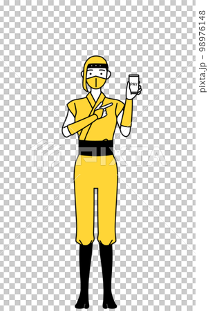 スマホのキャッシュレス・オンライン決済を勧める忍者のコスプレをした女性 98976148