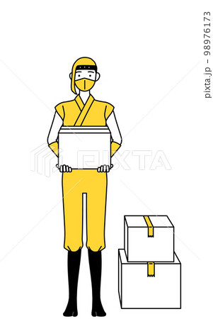 段ボールを運ぶ作業をする忍者のコスプレをした女性 98976173