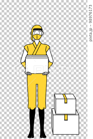 段ボールを運ぶ作業をする忍者のコスプレをした女性 98976173