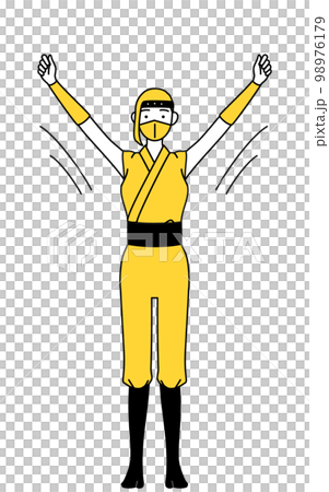 ラジオ体操をする忍者のコスプレをした女性 98976179