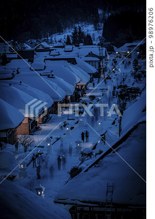雪景色の大内宿　雪まつり　雪灯篭のある街並み　福島県下郷町 98976206