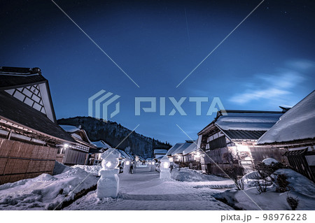 雪景色の大内宿 雪まつり 雪灯篭のある街並み 福島県下郷町 雪景色の大内宿 雪まつり 雪灯篭のある街並み 福島県下郷町 98976228