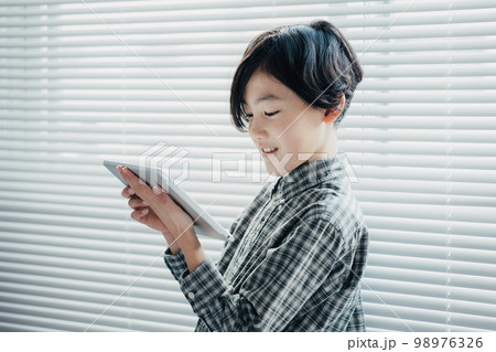 タブレットに夢中な男子 タブレットに夢中な男子 98976326