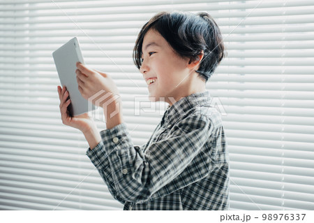 タブレットに夢中な男子 タブレットに夢中な男子 98976337