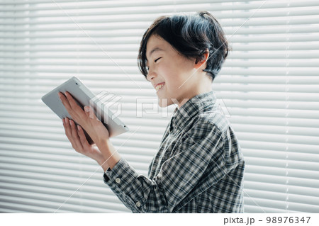 タブレットに夢中な男子 タブレットに夢中な男子 98976347