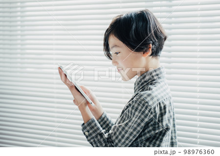 タブレットに夢中な男子 タブレットに夢中な男子 98976360