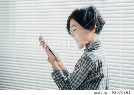 タブレットに夢中な男子 タブレットに夢中な男子 98976361