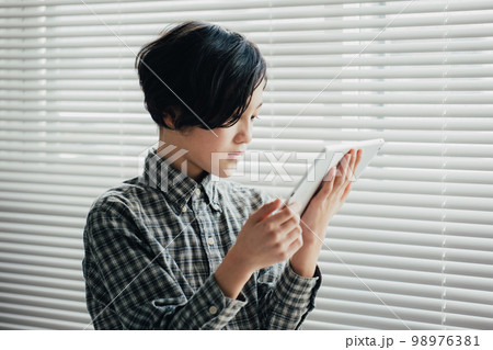 タブレットに夢中な男子 タブレットに夢中な男子 98976381