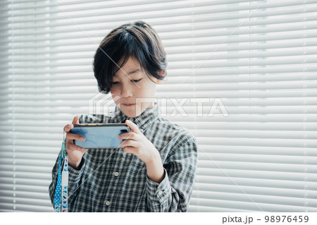 タブレットに夢中な男子 タブレットに夢中な男子 98976459